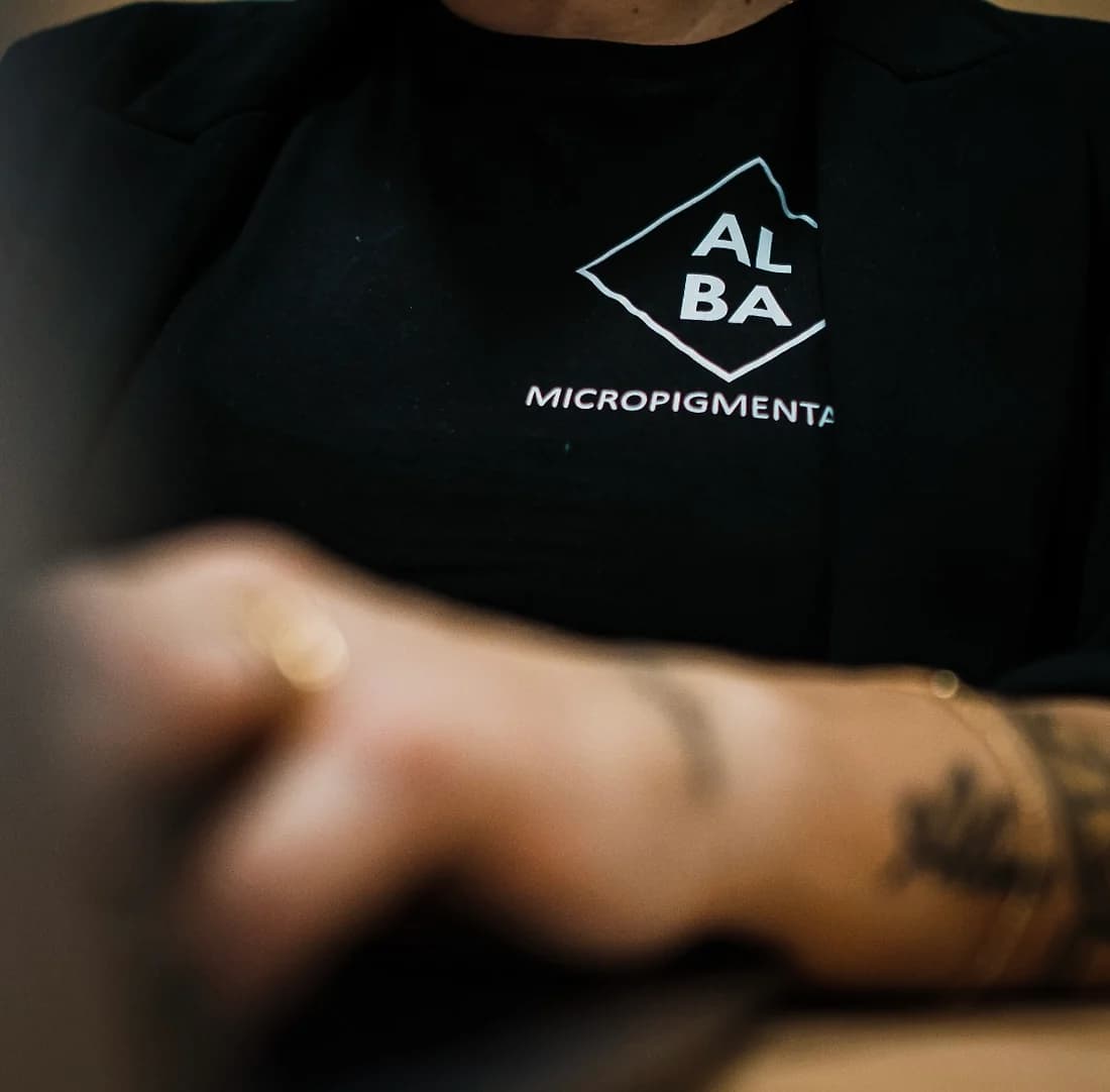 Trabajo de tatuaje y micropigmentación capilar en el estudio