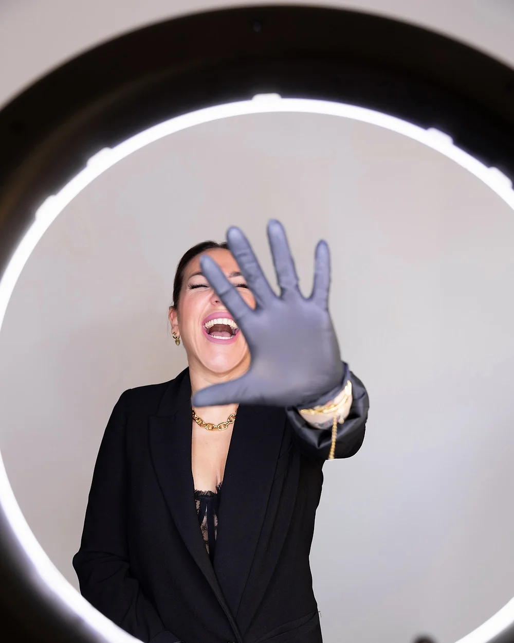Alba Franco, formadora, tras el aro de luz del estudio