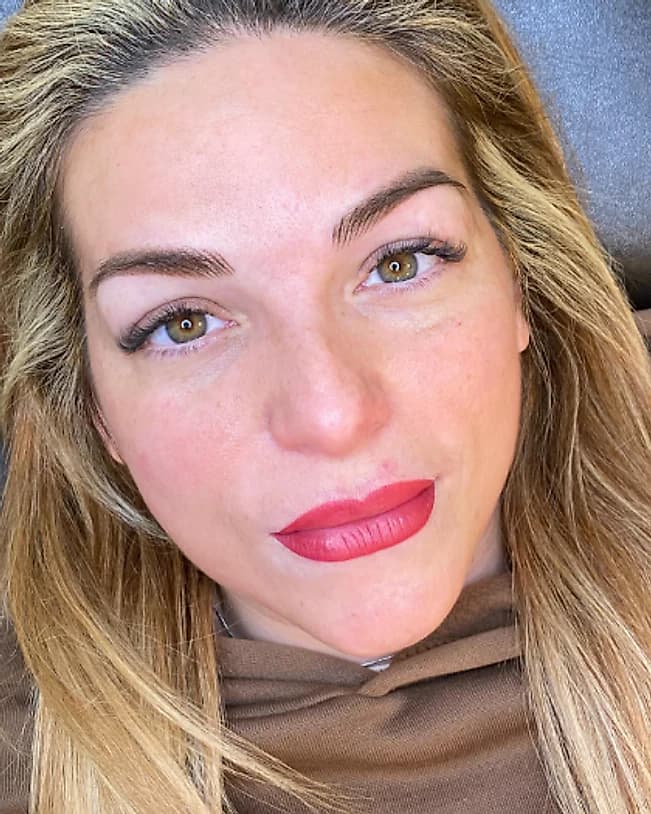 Resultado combinado de micropigmentación de cejas y labios