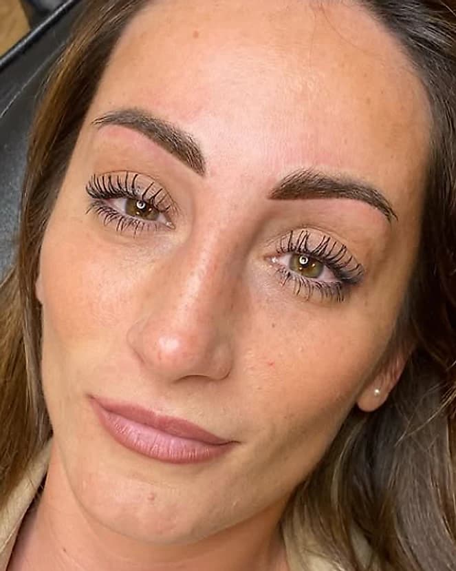 Resultado de micropigmentación de cejas realizado por Alba Franco